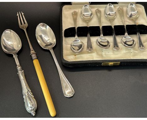 A boxed set of six silver teaspoons, a cased single spoon, a pickle fork, a single dessert spoon, mustard pot, pepper pot, tw