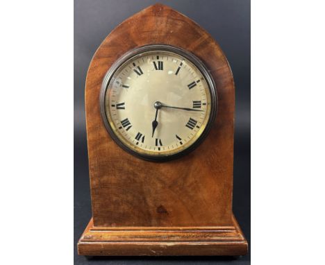 Late 19th century mantle clock, mahogany case of lancet shape enclosing a French eight day time piece with key, running 