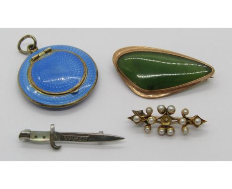 Group of jewellery comprising a 9ct nephrite brooch, 7.9g, an antique yellow metal brooch set with pearls (centre pearl vacan