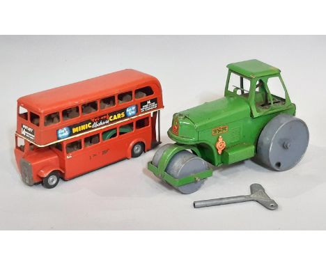 2 vintage clockwork toys by Triang 'Minic' comprising a large scale Aveling Barford Road Roller in green with key and a Londo