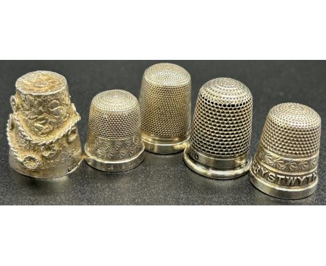 A group of five small silver thimbles, total weight 0.7oz approx 