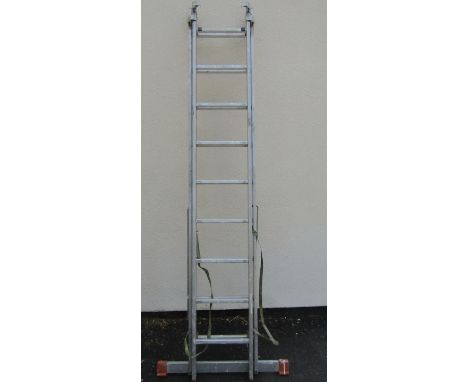 A Favorit two sectional extendable ladder 