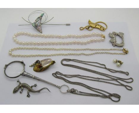 Collection of jewellery to include a pearl necklace with 14ct clasp, a further example with 9ct pearl clasp, 800 silver lorgn