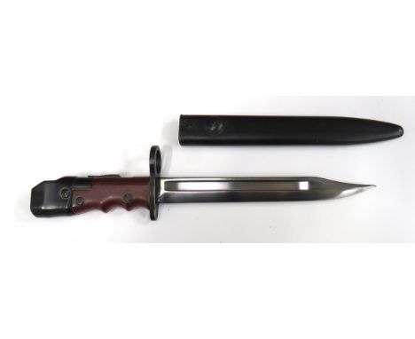 British No 7 No 4 Rifle/Sten Bayonet8 inch, single edged, clipped point blade with fuller.   Forte marked "No 7 MKI/L.   Larg