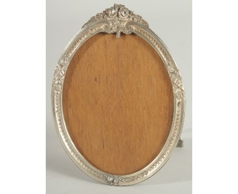 A RUSSIAN SILVER OVAL EASEL PHOTOGRAPH FRAME. 5ins x 3.5ins.