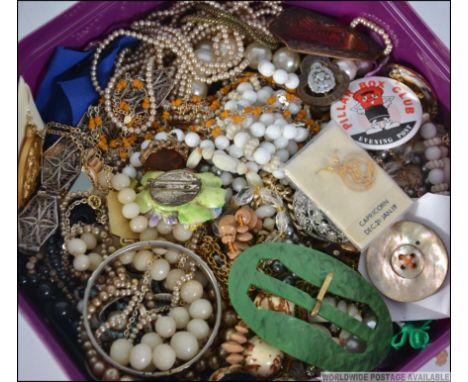 COSTUME JEWELLERY: A collection of assorted vintage costume jewellery to include bangles, necklaces, bracelets etc