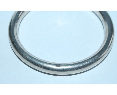 A large heavy 925 contemporary silver bangle. Weight  40.5g