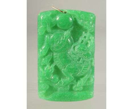 A GOLD TOP JADE PENDANT.