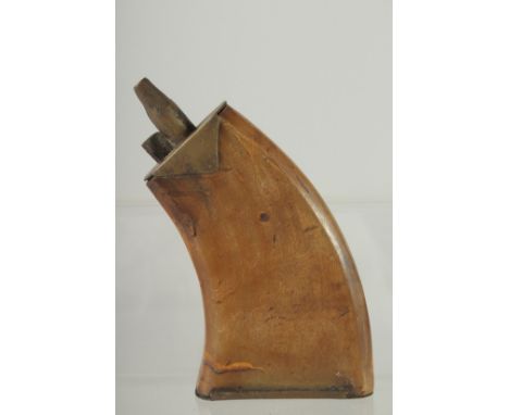 A GOOD SMALL HORN SHAPED POWDER FLASK. 7ins long.