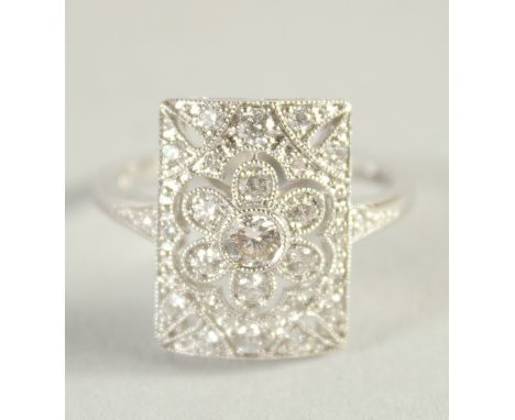 AN 18CT WHITE GOLD AND DIAMOND ART DECO STYLE RING.