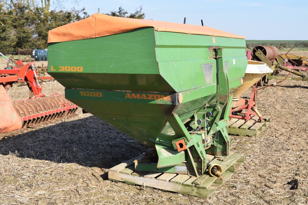 Amazone 1000 24m twin disc fertiliser spreader. With L3000 hopper