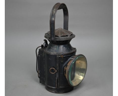 A vintage South Eastern Railways three-colour lantern with oil-lamp, 31 cm 