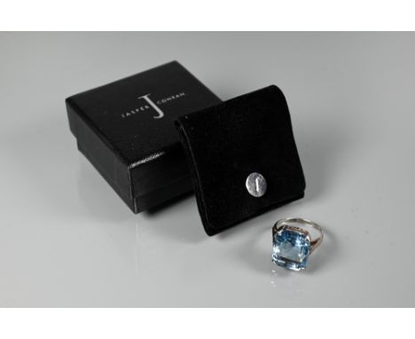 A rectangular step cut single stone aquamarine ring, in white metal unmarked setting, the stone 1.5 x 1.3 x 0.9 cm, approx 13