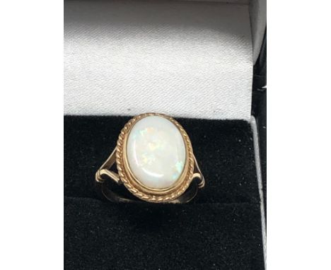 9ct Gold Opal Ring (3.7g)