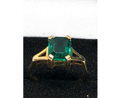 9ct Gold Vintage green stone Ring (3g)