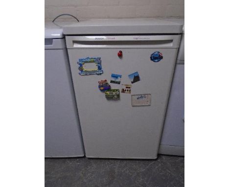 A Bosch Classixx Maxx under bench fridge together with a microwave.