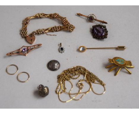 MIxed lot of jewellery to include 9ct gate bracelet with padlock clasp, 2 brooches,chain plus 14ct brooch and pin (gross weig