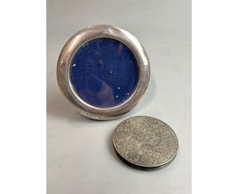A small silver picture frame stamped 925, 9cm diameter with a small vintage compact / AN28