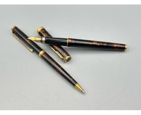 A Parker Chinese gilt speckled lacquer fountain pen with 18ct gold nib and matching ball point pen / AN40 