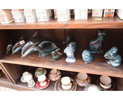 A small quantity of Poole animals, to include: a graduated set of three dolphins. 