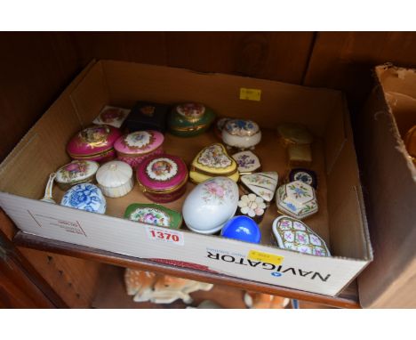 A small quantity of Continental trinket boxes. 