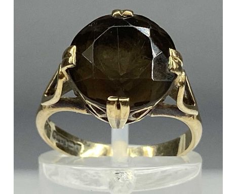 9CT GOLD SMOKY TOPAZ RING, size M, 4.4gmsProvenance: private collection Ynys Môn