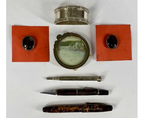 GROUP OF SMALL COLLECTABLES including Parkette marbled brown fountain pen with 14ct gold nib, cast silver half-moon napkin ri