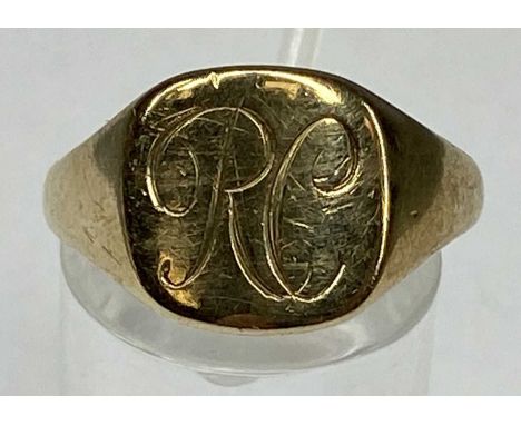 9CT GOLD SIGNET RING monogrammed R.C., size T, 4.3gms Provenance: private collection Ynys Môn