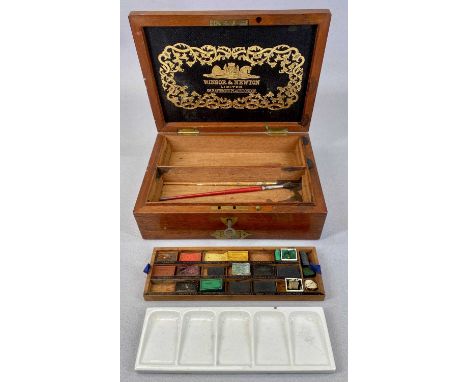 WINSOR & NEWTON MAHOGANY PAINT BOX containing paint blocks and ceramic mixing palette, drawer to base also containing ceramic