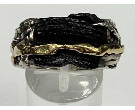 CONTEMPORARY WHITE, YELLOW & BLACK RING, naturalistic design, stamped 750, size S/T, 16.2gmsProvenance: private collection Yn