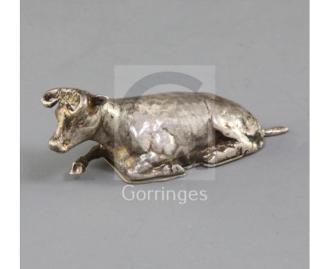 An Edwardian novelty silver snuff box modelled as a recumbent cow, import marks for Berthold Muller, Chester, 1902, 7cm.
