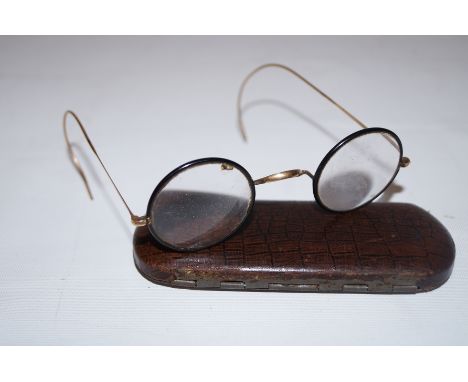 Case set of vintage spectacles 