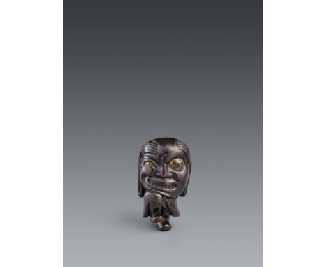 Netsuke eines bakemono. Lackiertes Holz. 19. Jh.Stehend auf einem Bein, beide Hände über den riesigen Kopf gelegt, mit einem 