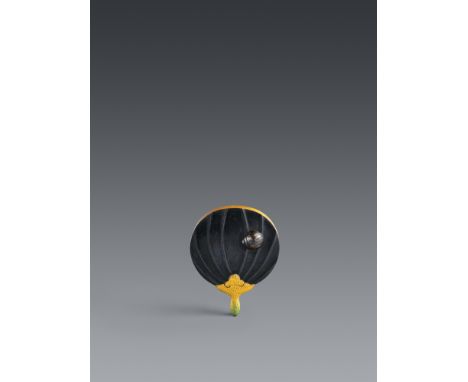 Netsuke eines Blattfächers mit Marienkäfer. Kupfer, vergoldet und patiniert. 19. Jh.Auf den leicht gebogenen Rippen und der d