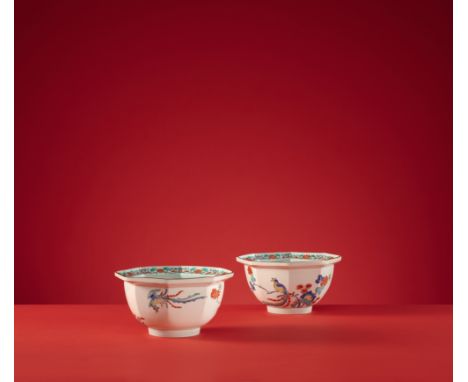 Paar achteckige Kakiemon-Schalen. Arita. Ca. 1670-1690Dekoriert in Emailfarben der typischen Kakiemon-Palette im Spiegel mit 