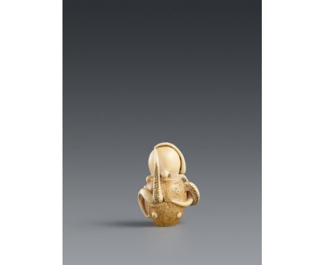 Netsuke eines Kraken in einem Topf. Elfenbein. Mitte 19. Jh.Sign.: RanteiEin großer Krake ist in einem Keramiktopf (takotsubo