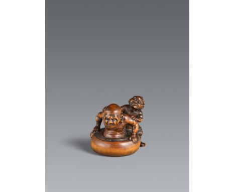 Netsuke des Daruma, der von einem oni gewaschen wird. Buchsbaum. 2. Hälfte 19. Jh.Sign.: MinkokuDaruma oder vielleicht auch e