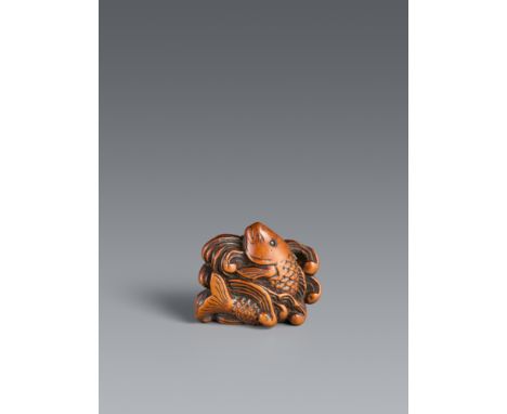 Netsuke eines Karpfens in Wellen. Buchsbaum. 18./frühes 19. Jh.Der große kräftige Fisch schwimmt gegen die Stromschnellen des
