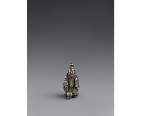 Netsuke eines Höflings beim Ballspiel. Silber. 19. Jh.Der Mann, gekleidet in höfische Tracht und eboshi auf dem Kopf, balanci