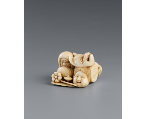 Netsuke einer Spielzeuggruppe. Elfenbein. 2. Hälfte 19. Jh.Sign. in einer rechteckigen Reserve: HōshinsaiDetailreich geschnit