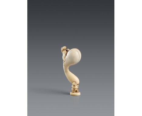 Siegel-Netsuke eines Lastenträgers mit Kalebasse des Chōkarō Sennin. Elfenbein. 1. Hälfte 19. Jh.Ein winziger kumosuke, ein L