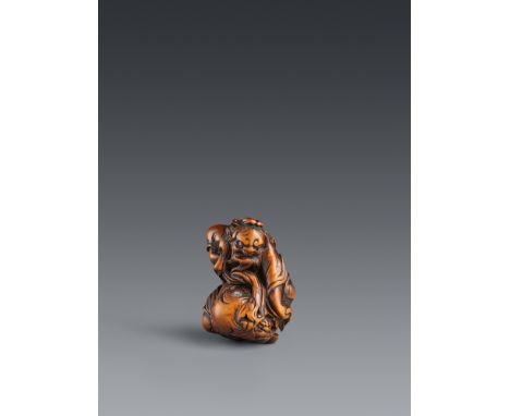 Kraftvolles Netsuke des Shōki einen oni fangend. Buchsbaum. 18. Jh.Halbkniend drückt er einen oni nieder, den er in ein löchr