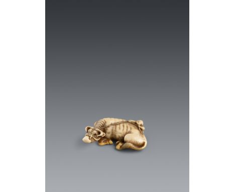 Netsuke eines liegenden Ochsens und Junge. Elfenbein. Spätes 18. Jh.Bez. in rechteckiger Kartusche: TomotadaDer liegende Ochs