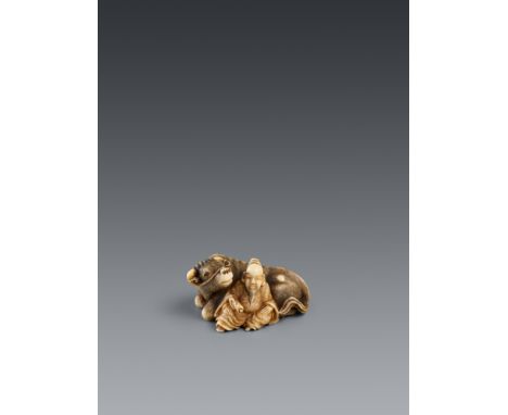 Netsuke eines Gelehrten und Ochse. Elfenbein. 19. Jh.Bez.: Unshō HakuryūEin chinesischer Gelehrter mit Schriftrolle sitzt an 