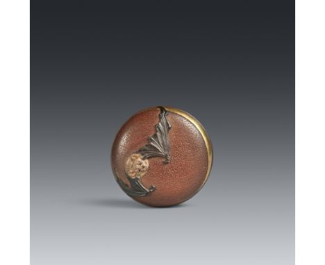 Kleines manjū-Netsuke. Fledermaus und Mondsichel. Holz und farbige Einlagen. Tokyo. Spätes 19. Jh.Sign. mit zwei eingelegten 