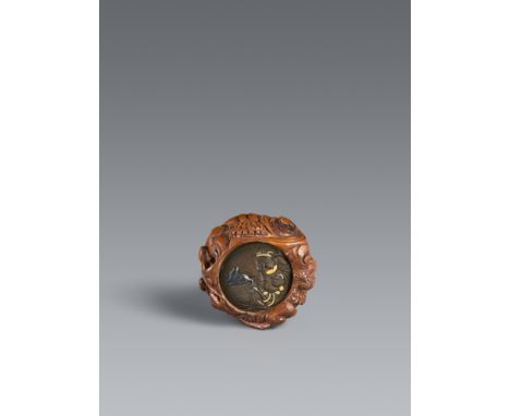 Kagamibuta-Netsuke mit Daikoku. Holz und Metall. Mitte 19. Jh.Die Platte aus shibuichi, in farbigem Relief Daikoku mit Glücks