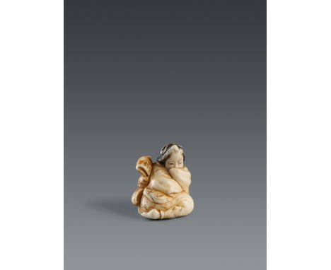 Netsuke der Okame mit Maske. Elfenbein. 19. Jh.Halbkniend auf der Nase einer Tengu-Maske, die unter dem Ärmel versteckte Hand