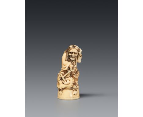 Netsuke der Kiyohime auf Glocke. Maritimes Elfenbein. 19. Jh.Die wutentbrannte Kiyohime hat sich in eine hannya mit Drachenkö