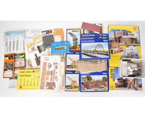 Collection of N gauge model railway building kits and similar packs, to include Walthers Cornerstone, continental, Kestrel De