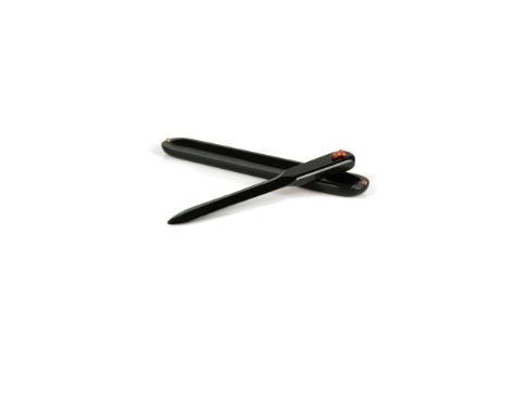 SEAMAN SCHEPPS VINTAGE ONYX LETTER OPENER, CIRCA 1940   signed ‘Seaman Schepps’ onyx, coral, 18k gold 750 length: 20 cm (hold